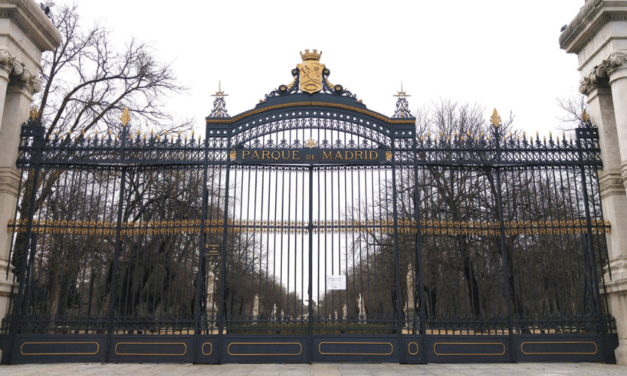 El Retiro y otros 8 parques cierran sus puertas por las intensas rachas de viento previstas en Madrid