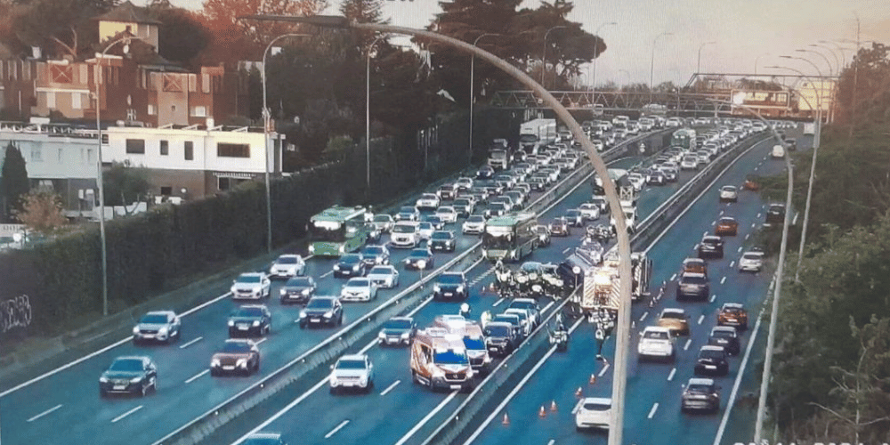 Accidente con 7 coches implicados obliga a cerrar el carril BUS-VAO de la A-6 en Madrid