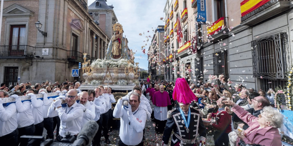 Fiestas de la Almudena en Madrid 2024: programación, dónde comprar la corona y conciertos gratuitos