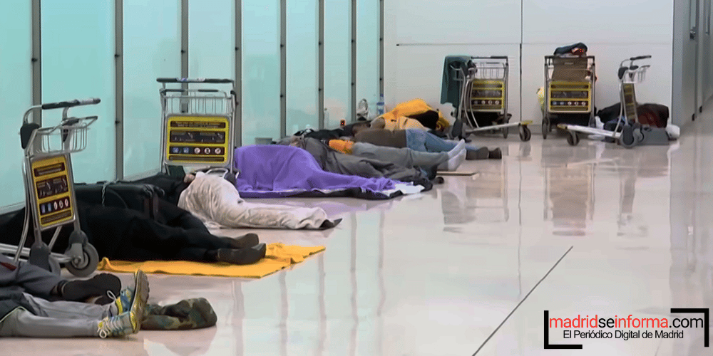 Mujer sin hogar durmiendo en el aeropuerto de Madrid-Barajas