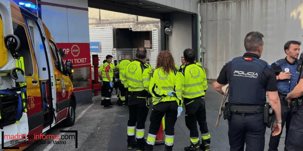 Concentración contra la violencia de género en España con carteles y velas en recuerdo de las víctimas de feminicidio