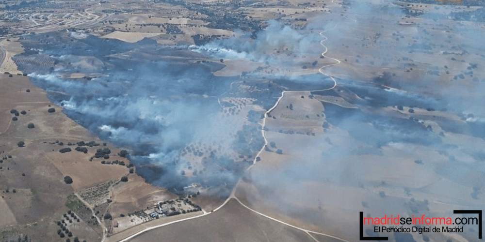 Incendio forestal en Méntrida, Toledo, con medios aéreos y terrestres trabajando en su extinción