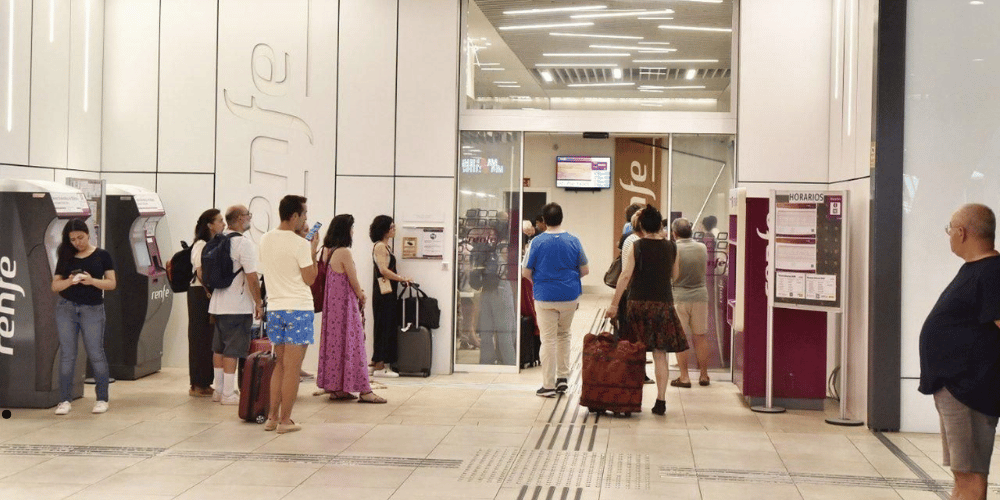 Renfe mantiene suspendido el servicio de AVE Madrid-Galicia por sexto día consecutivo debido a los incendios en Ourense