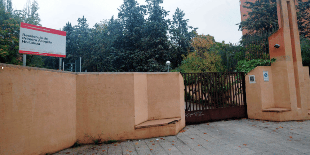 Fachada centro de menores de Hortaleza Madrid con presencia policial durante protesta prohibida de Vox
