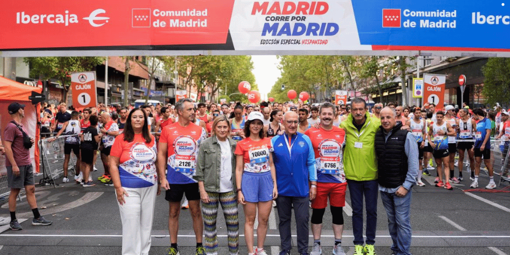 Isabel Díaz Ayuso con dorsal número 10.000 corriendo la carrera Madrid corre por Madrid junto a otros participantes