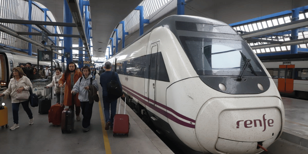 Tren de alta velocidad detenido en vía tras arrollamiento en vía férrea en línea Madrid-Valladolid con servicios de emergencia en el lugar