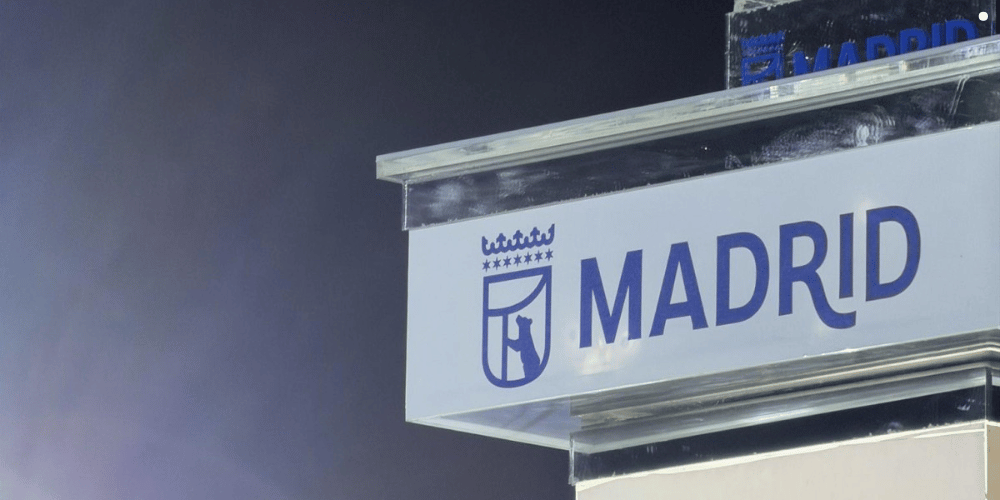 Nuevo logo del Ayuntamiento de Madrid con el oso, el madroño y la corona, sobre fondo azul y blanco.