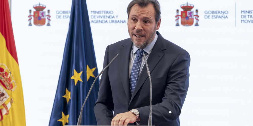 Ministro Óscar Puente presentando el plan de alta velocidad para el AVE Madrid-Barcelona en rueda de prensa