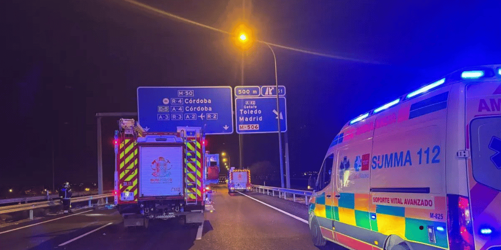 Accidente de tráfico múltiple atendido por servicios de emergencia en la carretera M-31, Madrid.