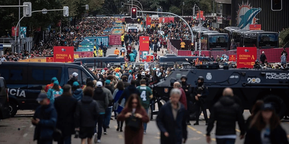 Estadio Santiago Bernabéu, rodeado de agentes de policía y dispositivo de seguridad, en vísperas del partido Real Madrid vs Manchester City.