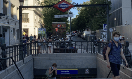 Paliza homófoba en el Metro de Lavapiés: La Fiscalía pide 6 años de cárcel y expulsión del país