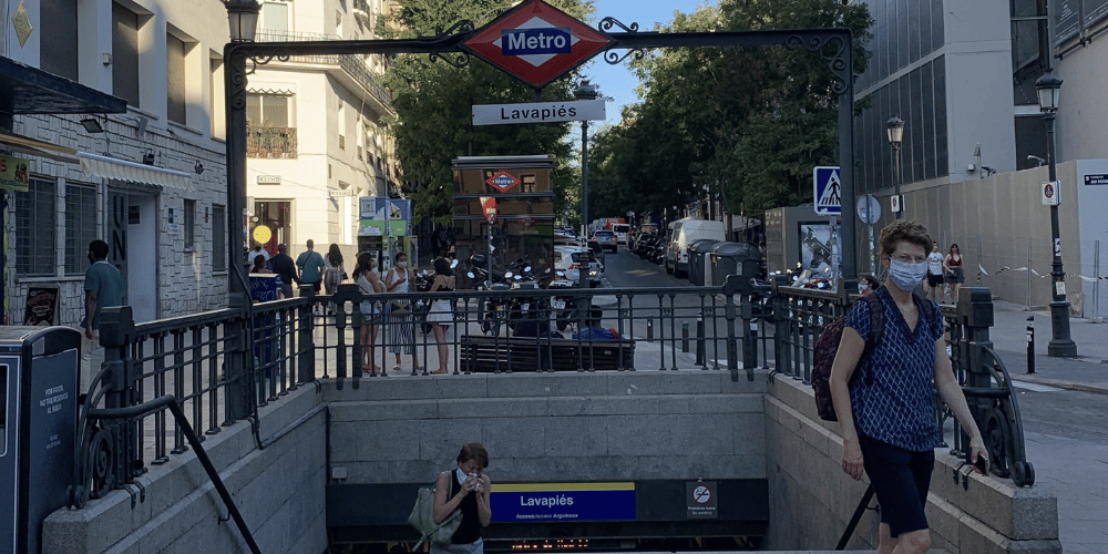 Paliza homófoba en el Metro de Lavapiés: La Fiscalía pide 6 años de cárcel y expulsión del país