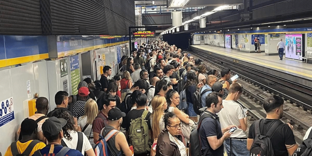 Viajeros esperan en andenes abarrotados de la estación de Atocha en Madrid durante el primer día de huelga en Cercanías.