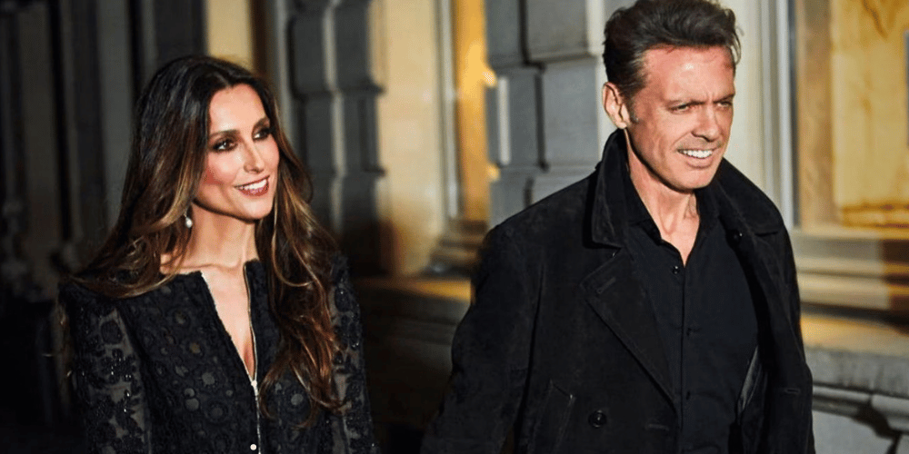 Paloma Cuevas y Luis Miguel sonriendo en un evento social, manteniendo la discreción en su relación de pareja.